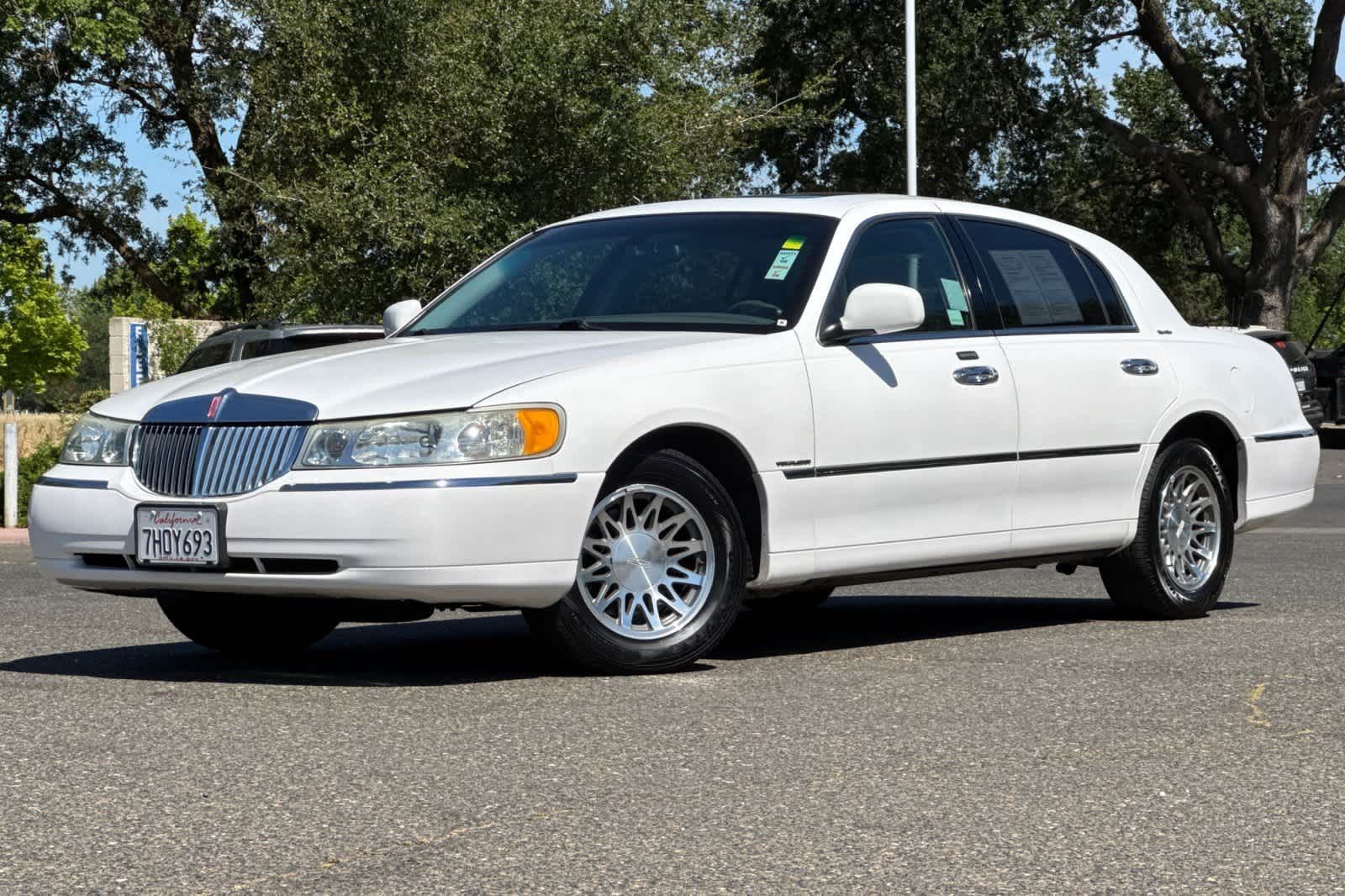 Used 2002 LINCOLN Town Car