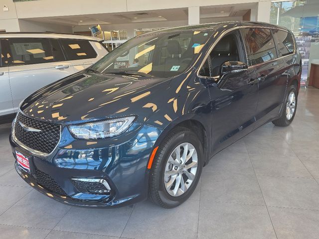 New 2025 Chrysler Pacifica