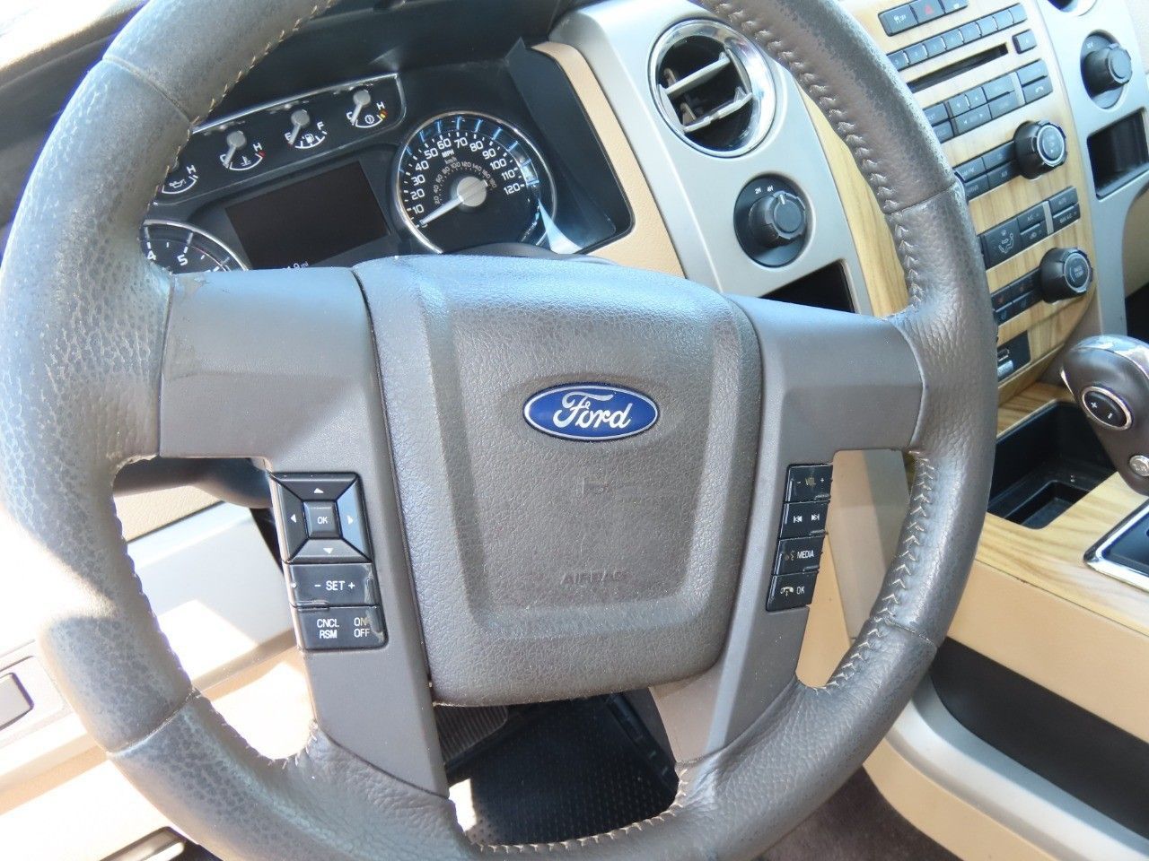 2011 Ford F-150 Lariat photo 25