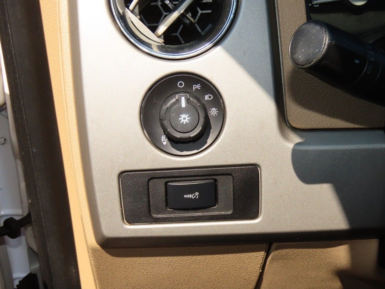 2011 Ford F-150 Lariat photo 24