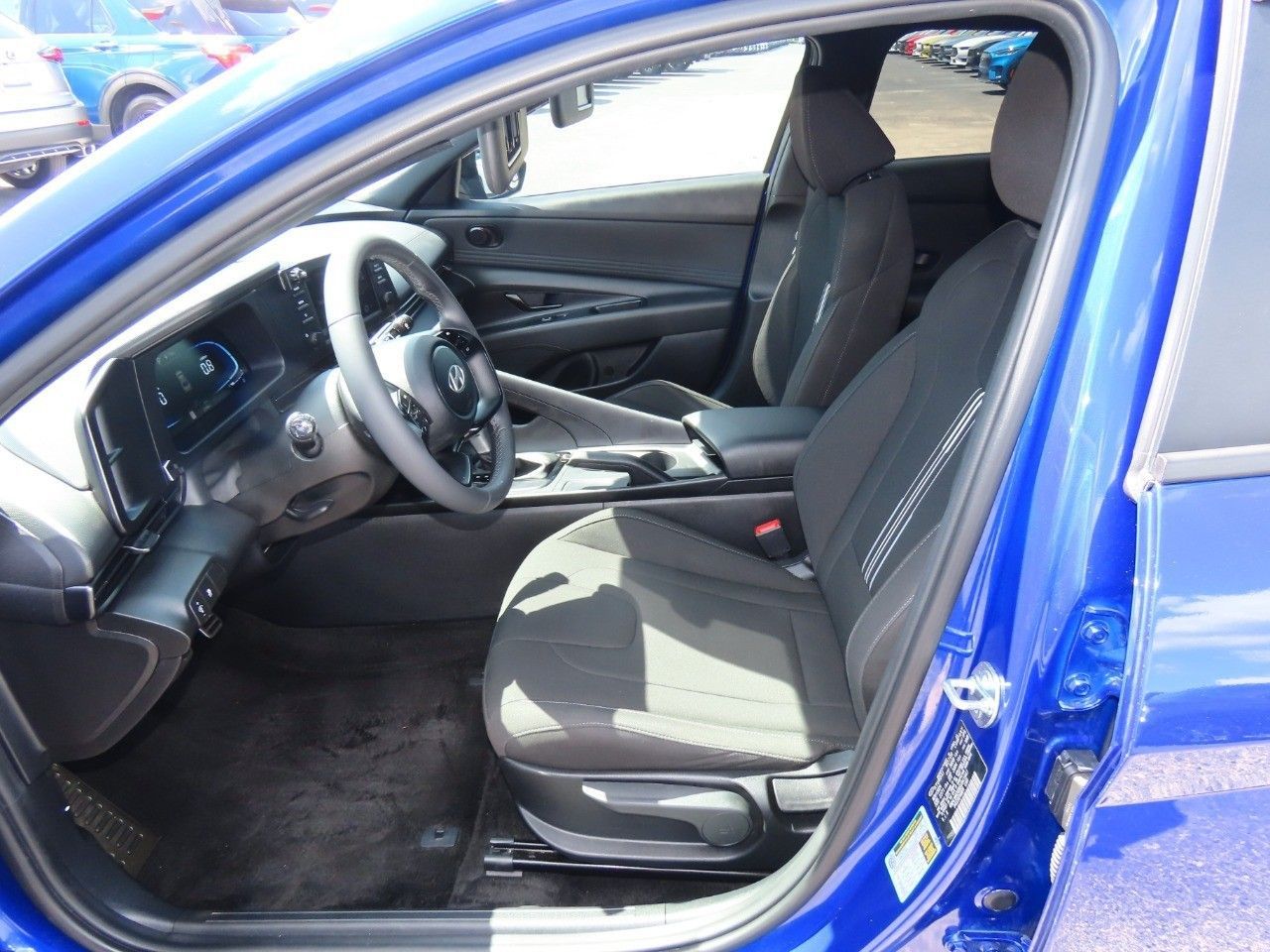 2025 Hyundai Elantra SEL photo 21