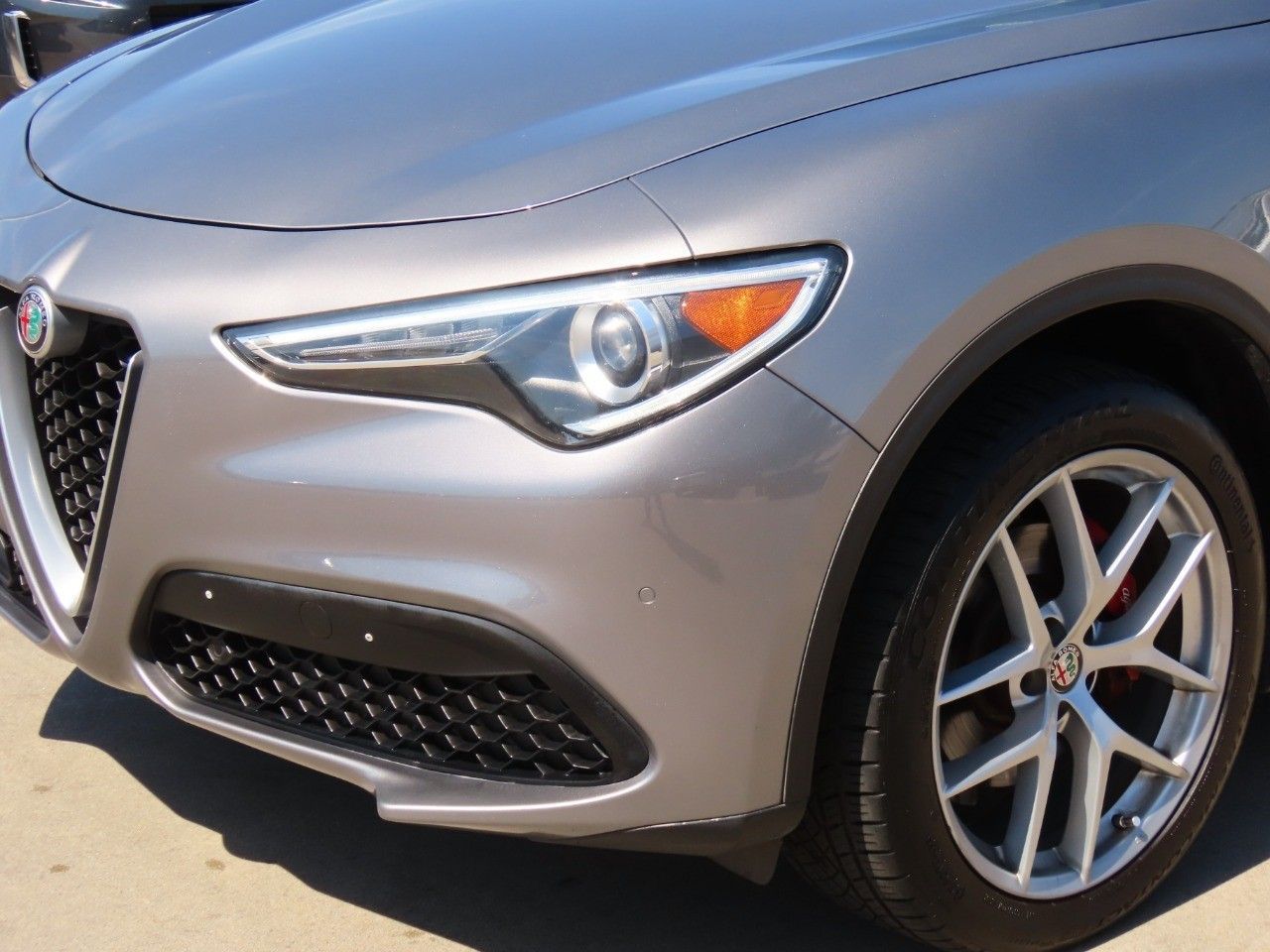 2018 Alfa Romeo Stelvio Ti Sport photo 2