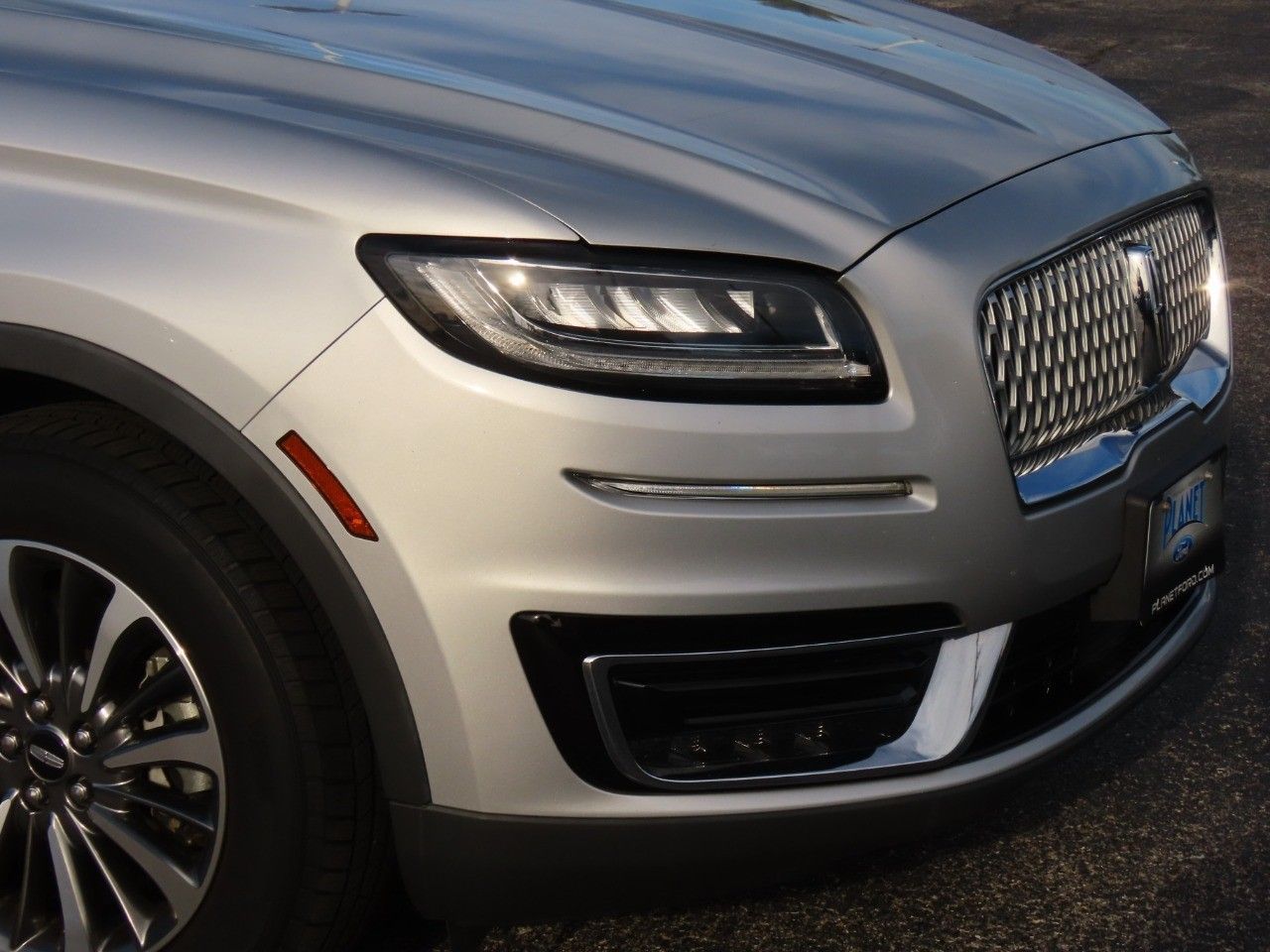 2019 Lincoln Nautilus Select photo 2