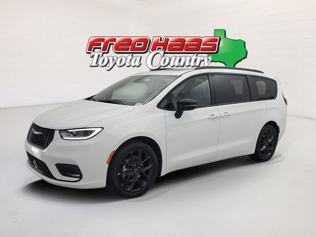 Used 2025 Chrysler Pacifica