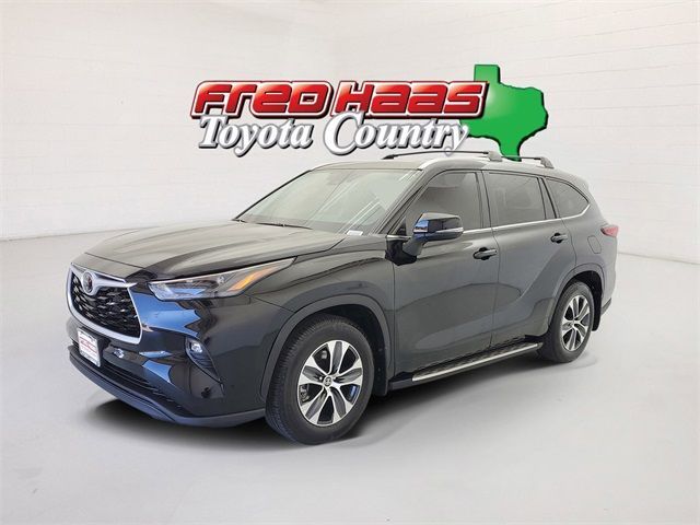 Used 2023 Toyota Highlander