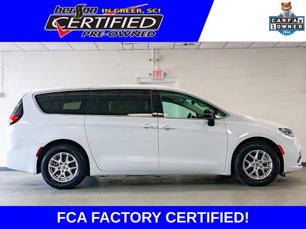 Used 2024 Chrysler Pacifica