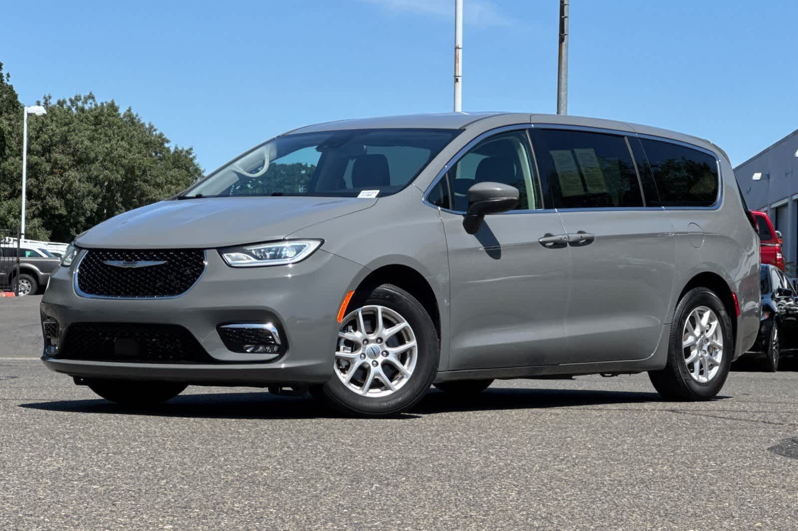 Used 2023 Chrysler Pacifica