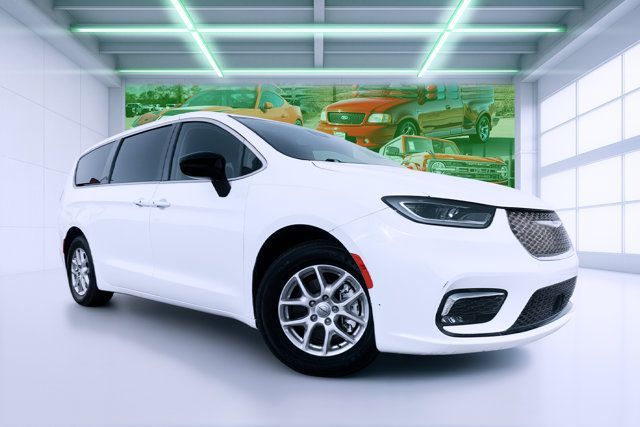 Used 2024 Chrysler Pacifica